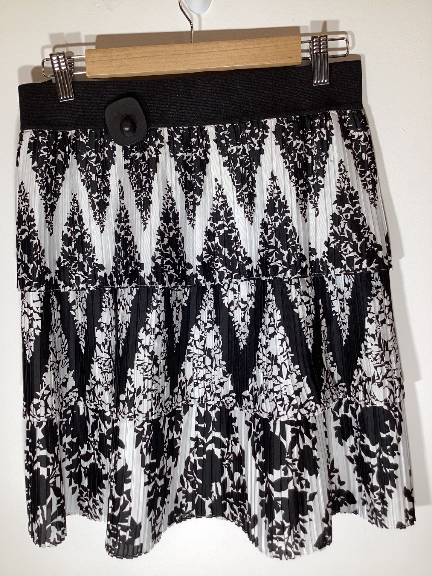 Skirt Midi By White House Black Market  Size: S